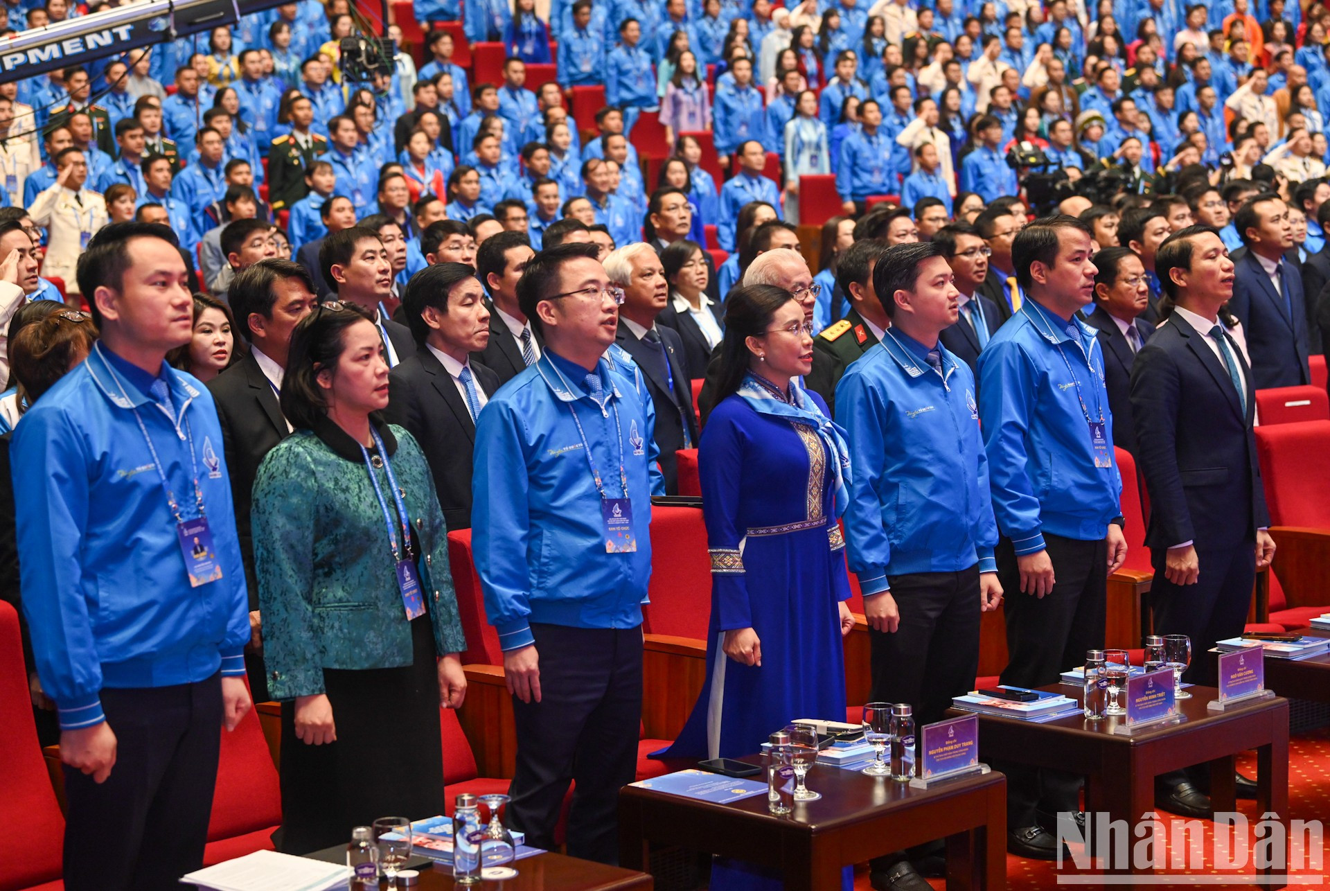 Los delegados saludan a la bandera nacional.