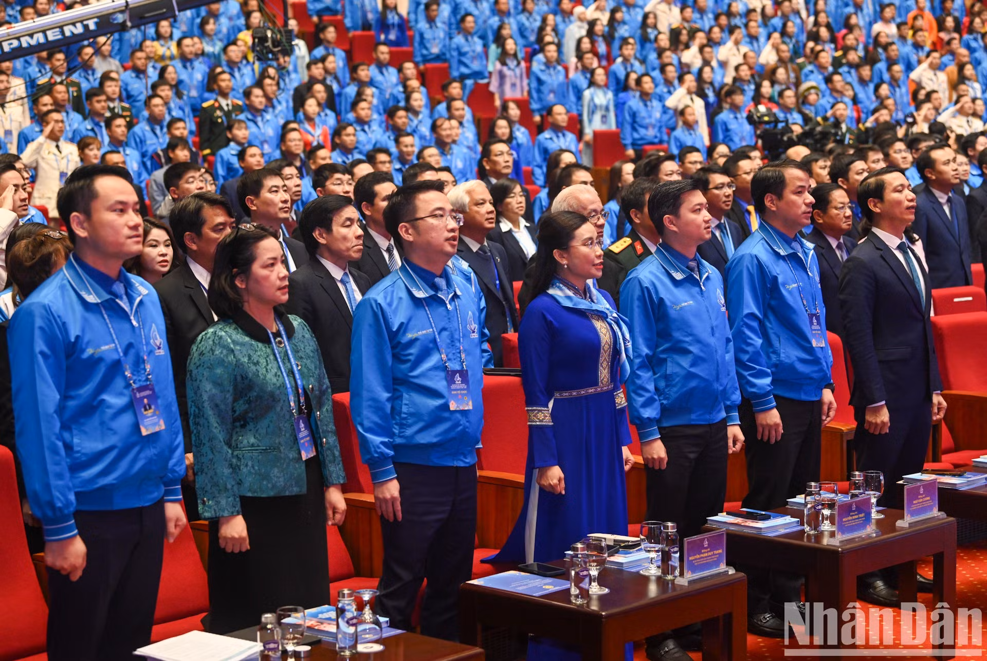 Los delegados saludan a la bandera nacional.