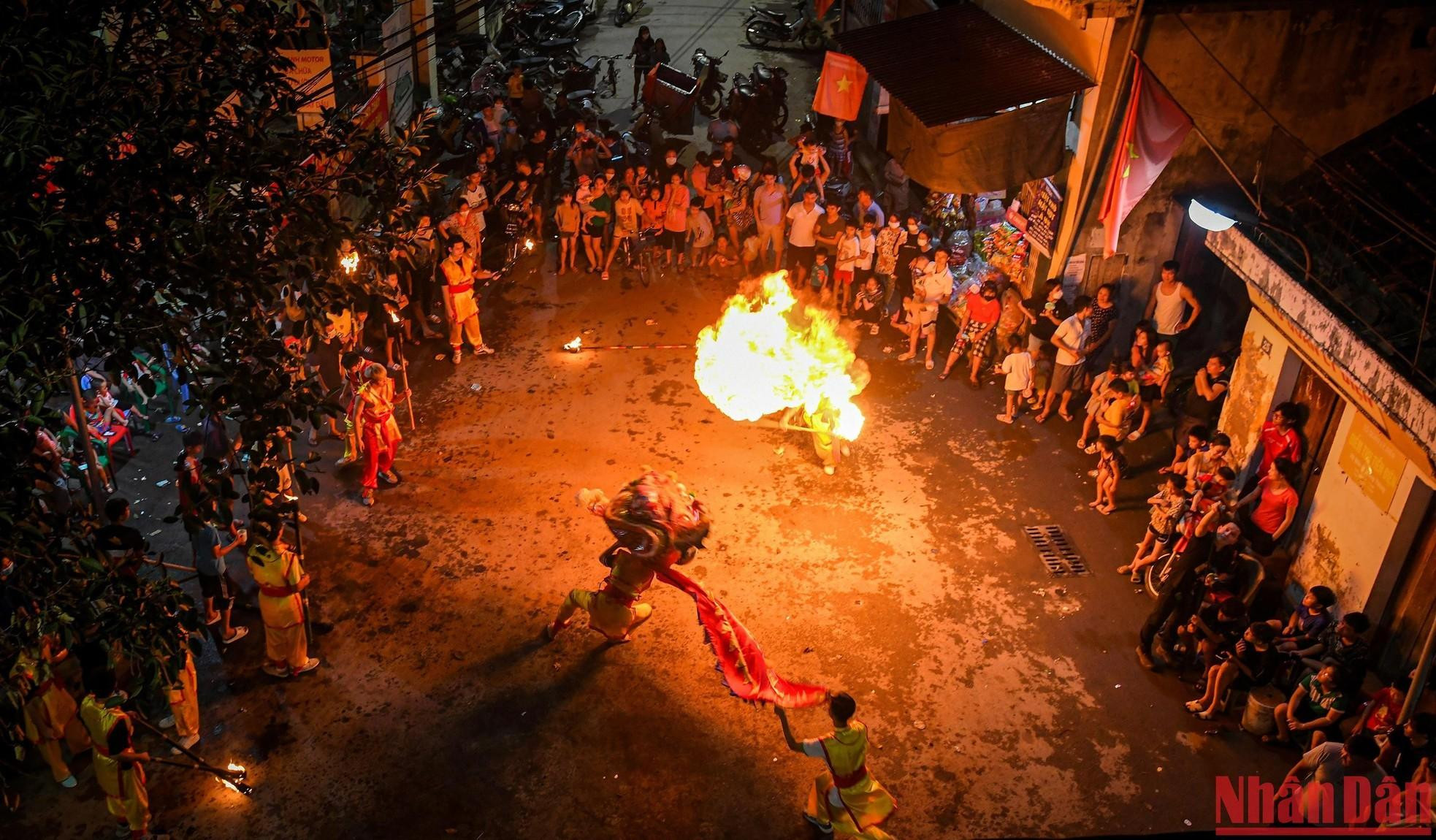 Como actividad tradicional, durante cada Festival del Medio Otoño (o Festival de la Luna Llena), la filial de la Unión de Jóvenes Comunistas Ho Chi Minh en Cao Ha organiza un equipo de danza del león compuesto por 15 jóvenes.