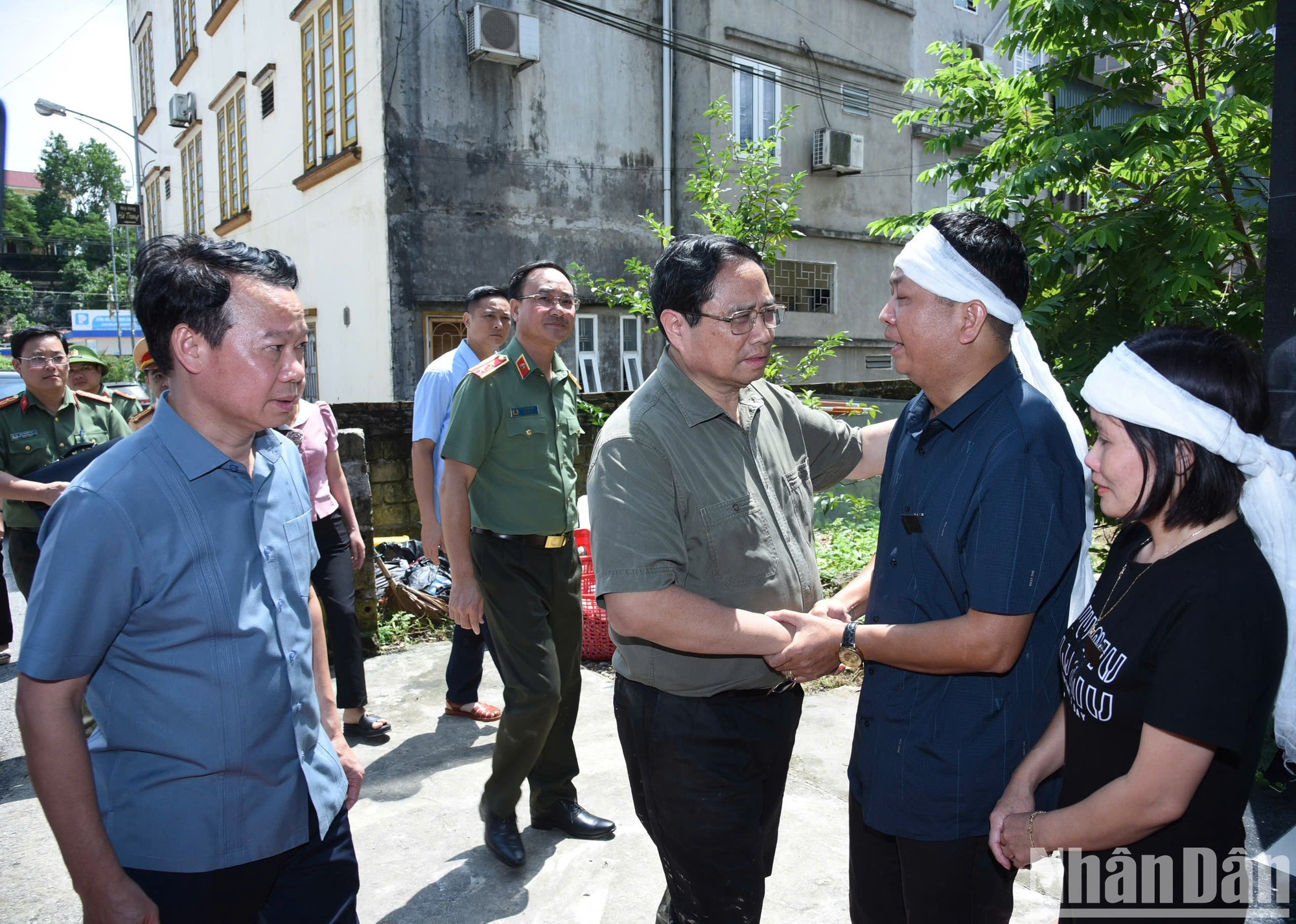 Minh Chinh envía su más sentido pésame a las familias de las víctimas de las tormentas e inundaciones.