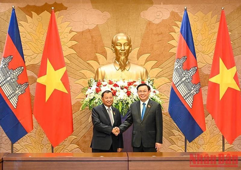 Los dirigentes en la reunión. Los dirigentes en la reunión.