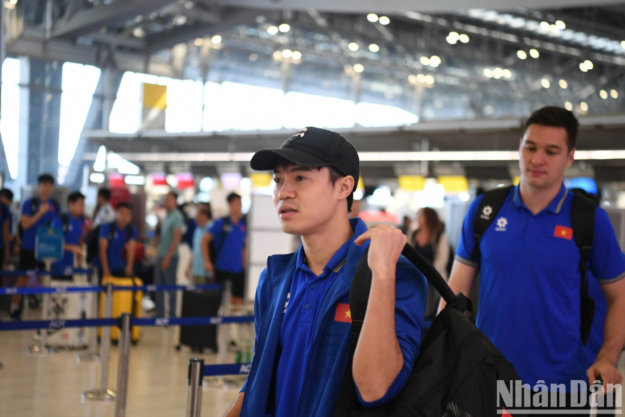 El delantero Van Toan en el aeropuerto. El delantero Van Toan en el aeropuerto.