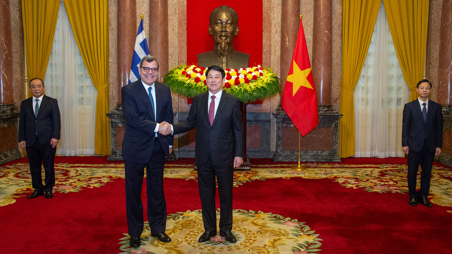 El embajador de Grecia, Antonios Papakostas, y el presidente Luong Cuong en la cita. El embajador de Grecia, Antonios Papakostas, y el presidente Luong Cuong en la cita.