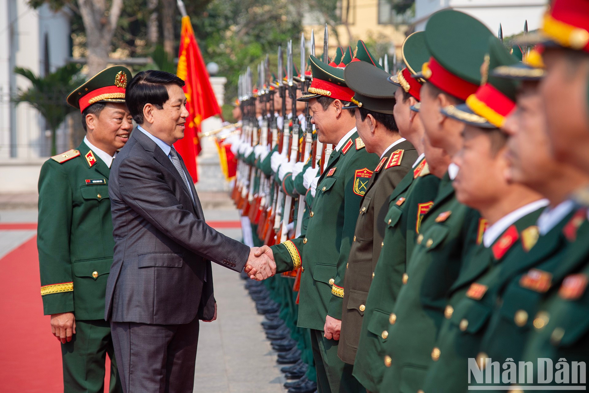 El presidente Luong Cuong saluda a oficiales de las fuerzas oficiales. El presidente Luong Cuong saluda a oficiales de las fuerzas oficiales.