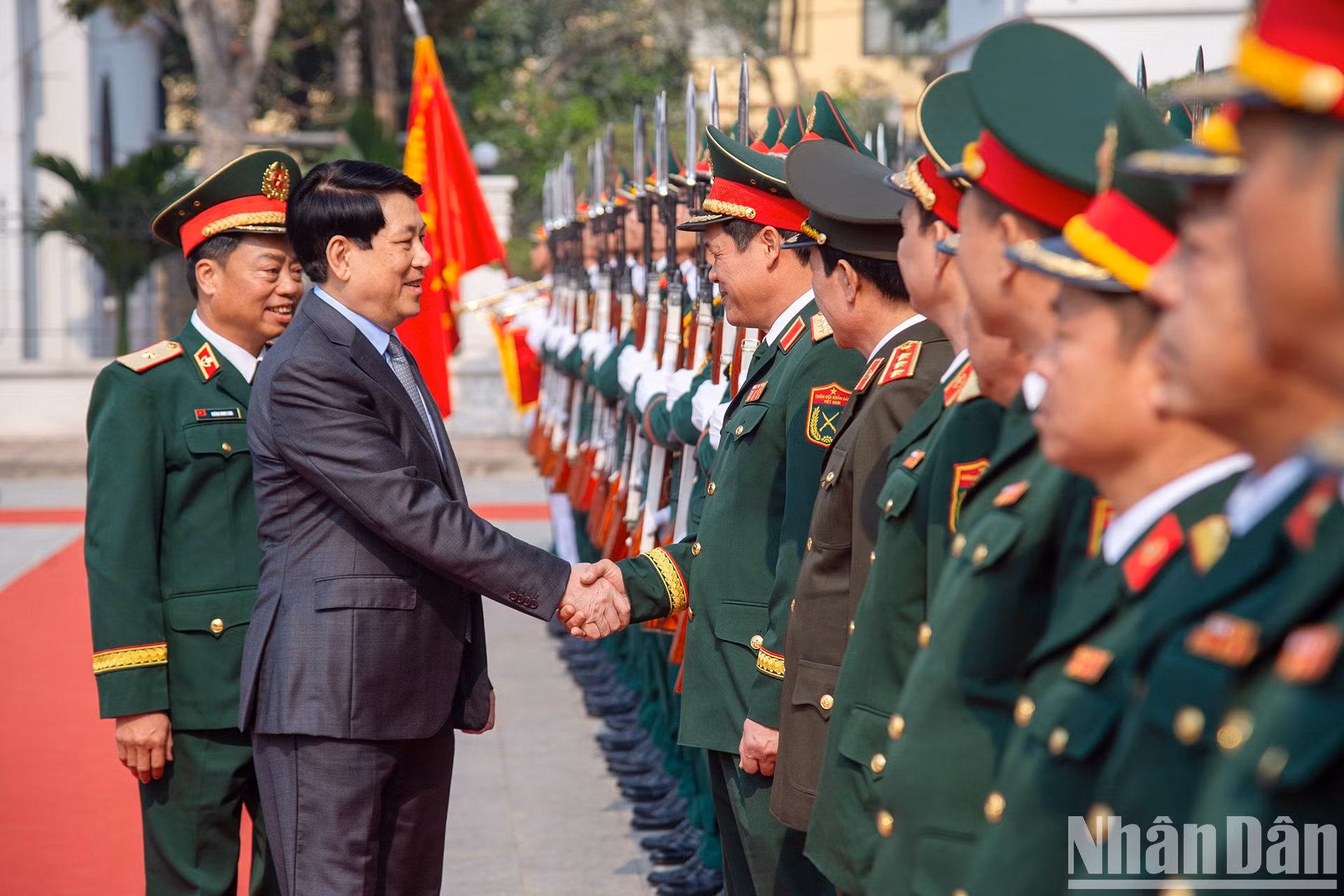 El presidente Luong Cuong saluda a oficiales de las fuerzas oficiales.