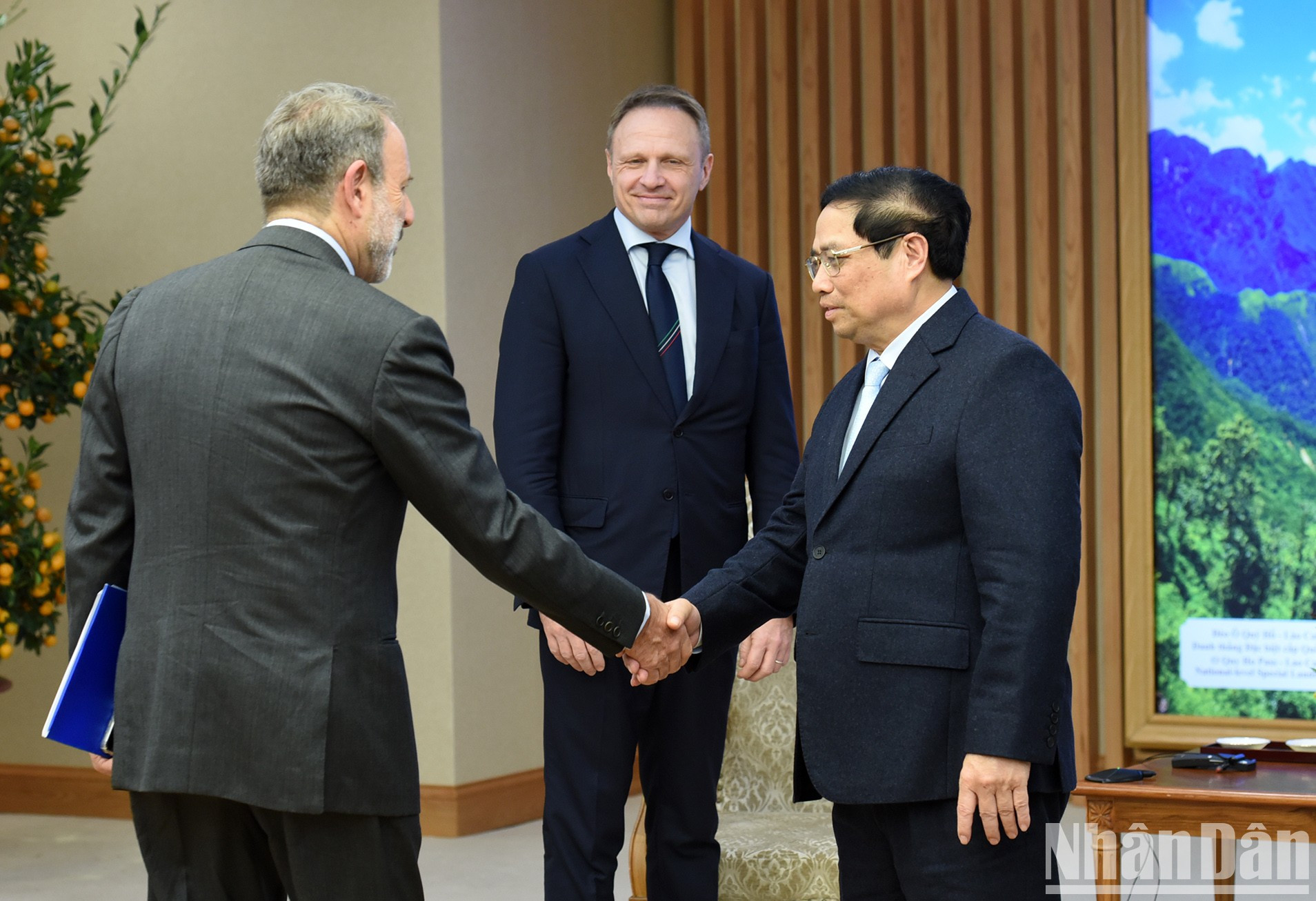 El premier vietnamita da la bienvenida a los miembros de la delegación italiana. El premier vietnamita da la bienvenida a los miembros de la delegación italiana.