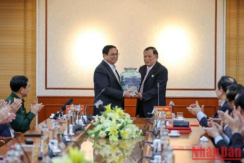 Minh Chinh entrega regalo de recuerdo a la AVV.