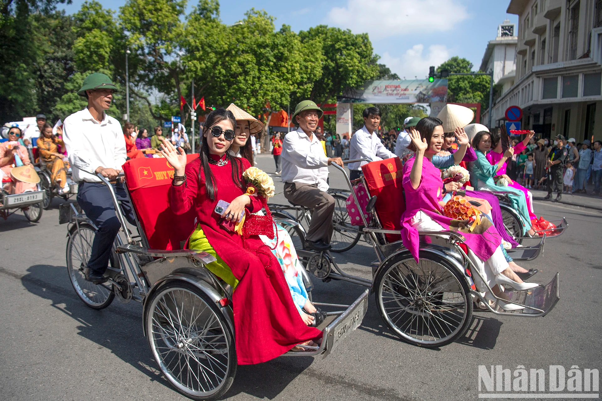 Una marcha de triciclos recorre el área frente al monumento Ly Thai To. Una marcha de triciclos recorre el área frente al monumento Ly Thai To.