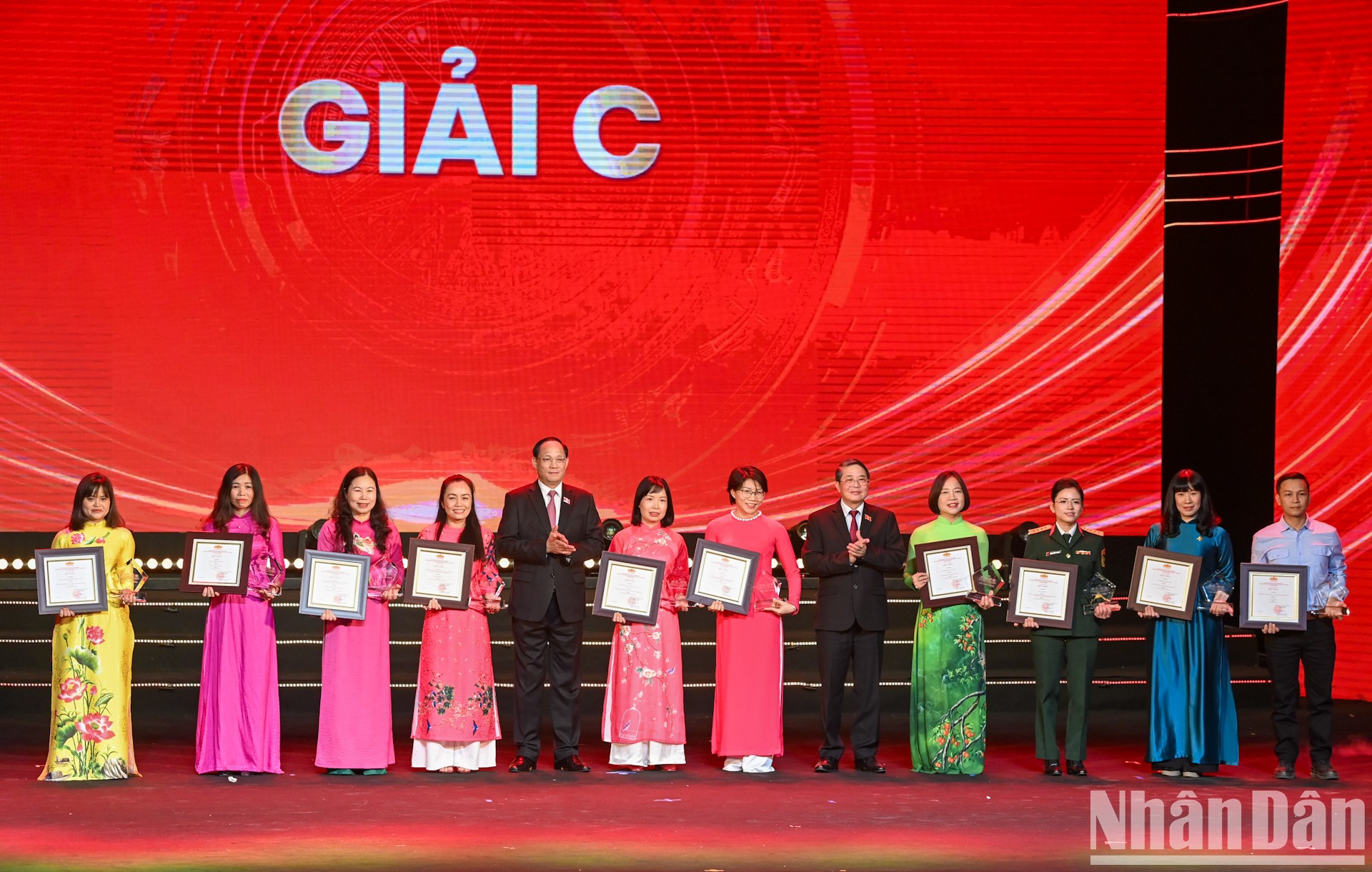 Los vicepresidentes de la Asamblea Nacional, Nguyen Duc Hai y Tran Quang Phuong, entregan premios B a los ganadores.