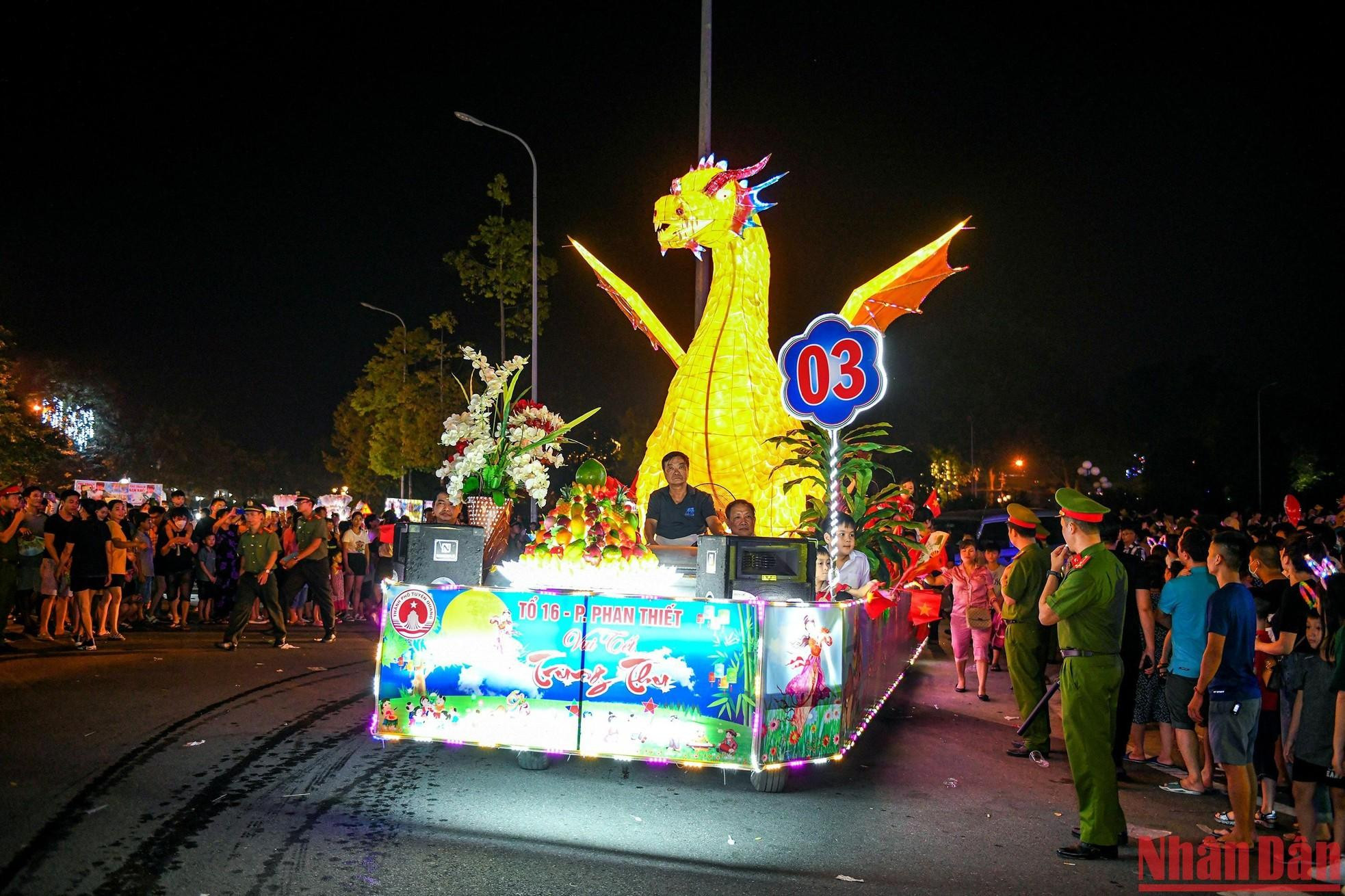 Después de pasar por la plaza Nguyen Tat Thanh, los modelos recorren las calles principales de la ciudad de Tuyen Quang.