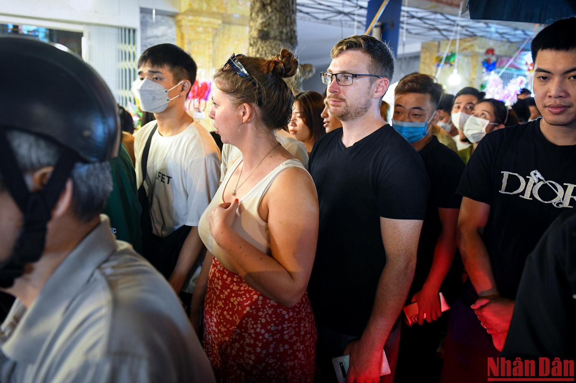 Los turistas extranjeros están bastante sorprendidos por la bulliciosa atmósfera del Festival del Medio Otoño de Vietnam.