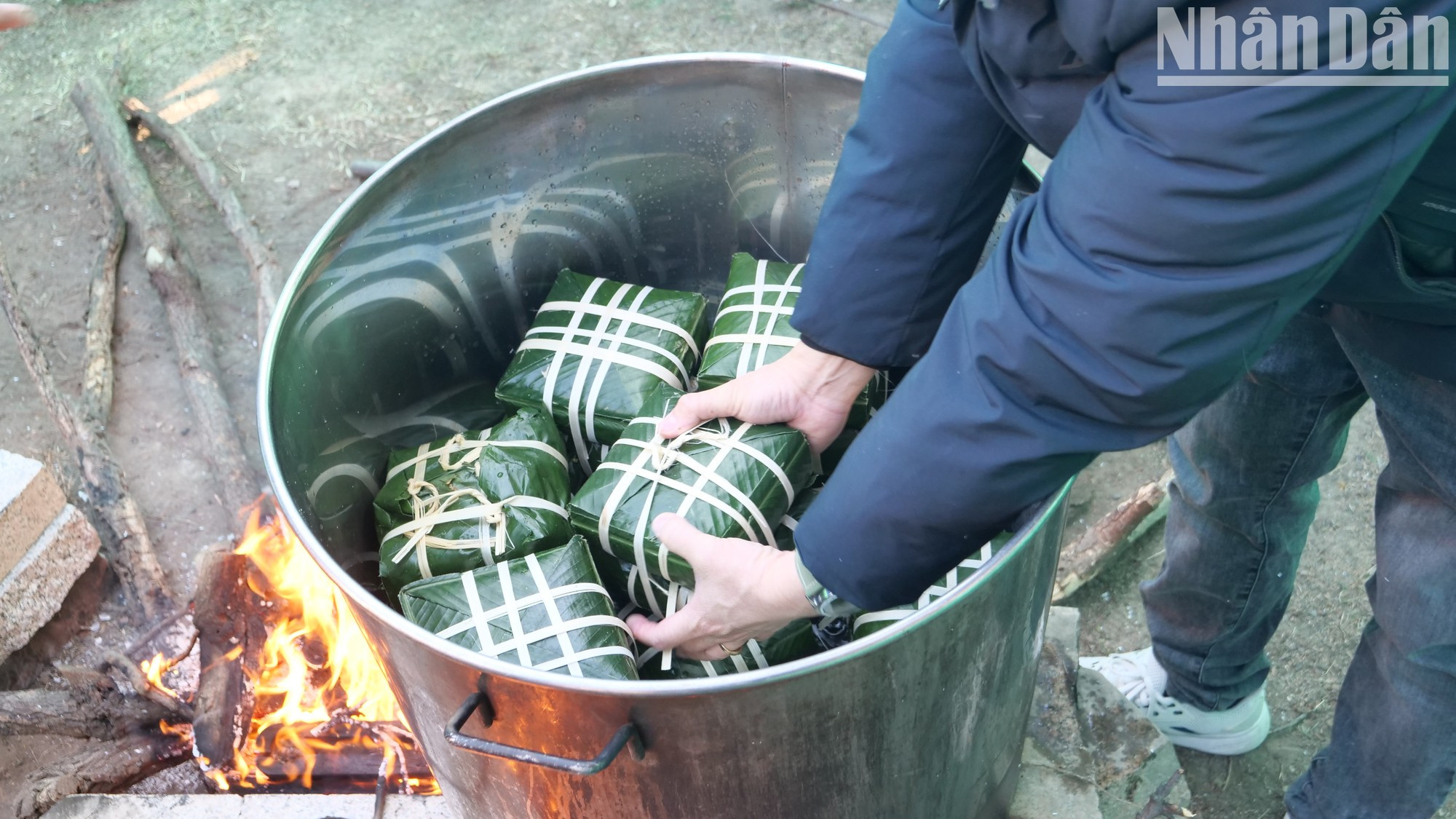 Acomodan los banh chung en la olla.