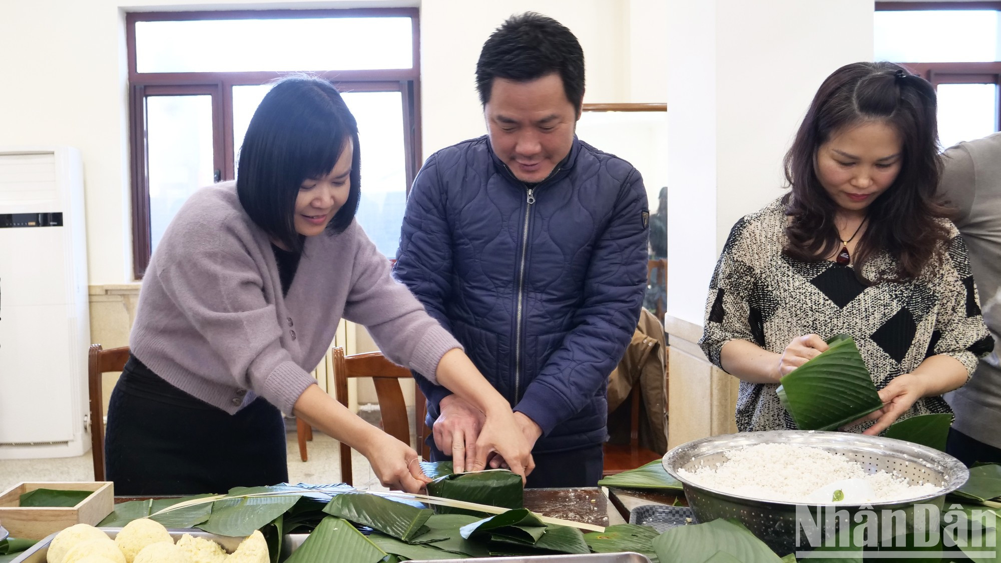 El ministro consejero de Vietnam en China, Ninh Thanh Cong, y su esposa participan en el evento.