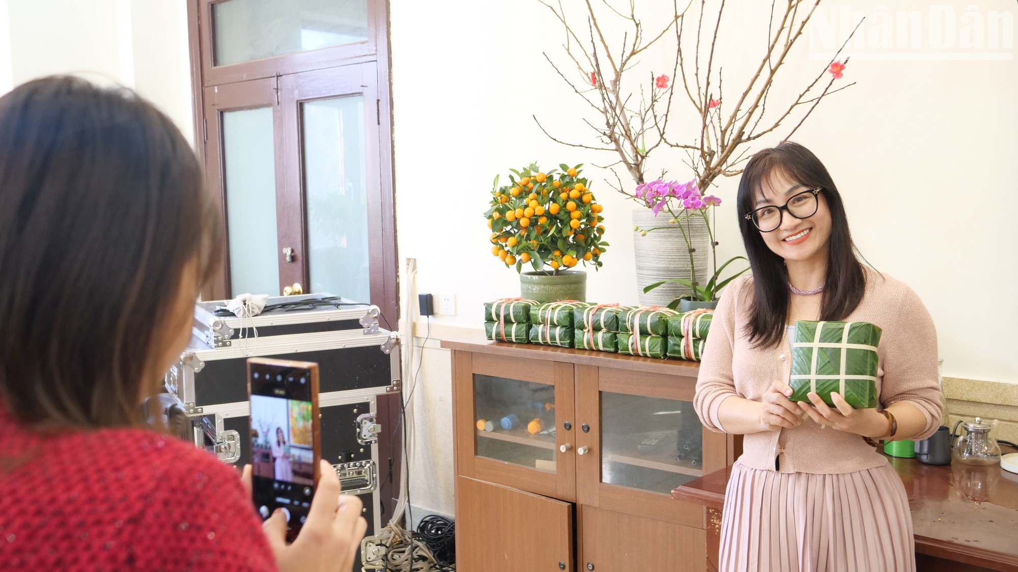 La esposa del embajador vietnamita en China con su propio banh chung.