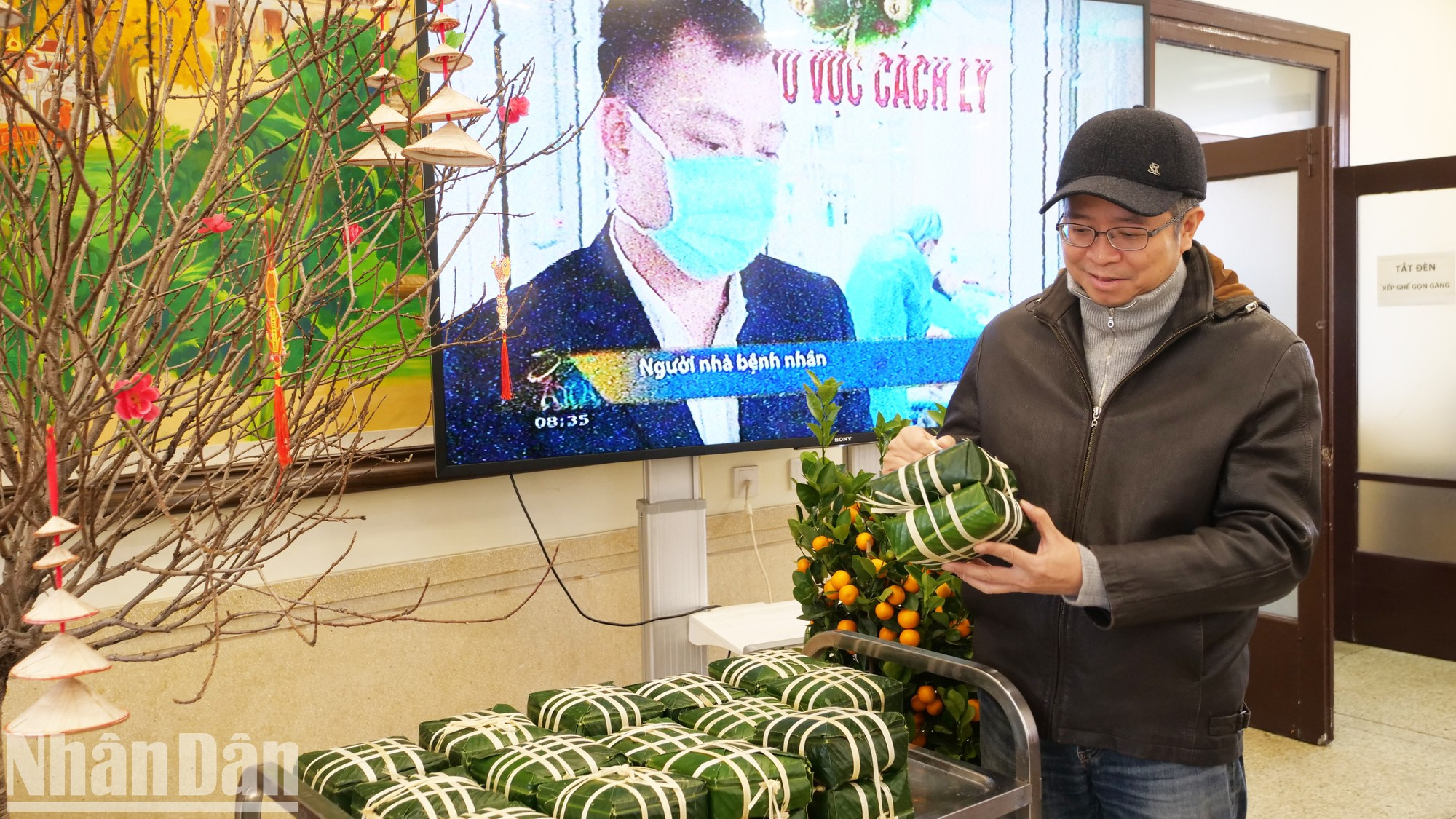 El embajador vietnamita en China, Pham Thanh Binh, revisa los banh chung antes de hervir.