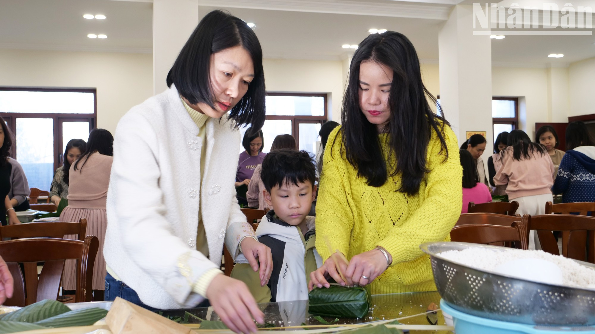 Los niños están ansiosos por ver la preparación del banh chung.