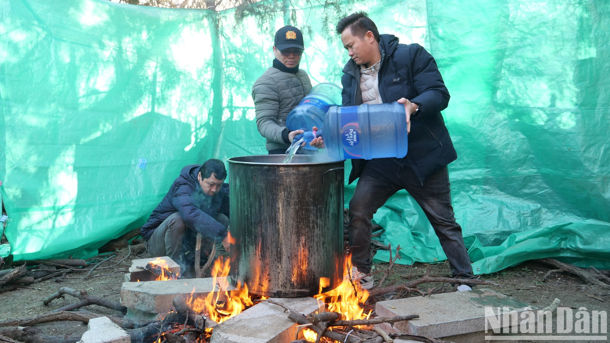 Vierten agua en la olla.