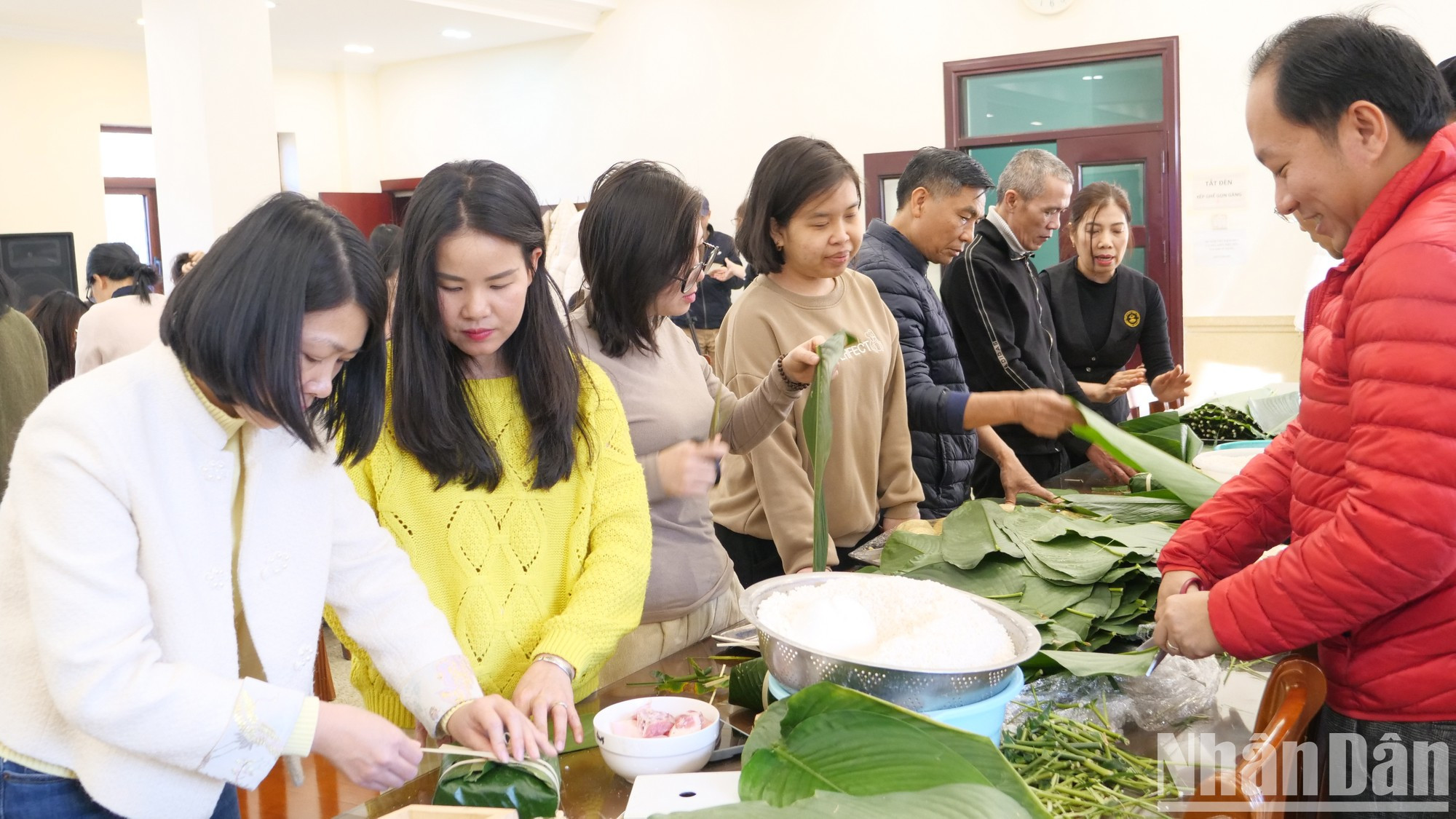 El cálido ambiente en la cocina de la Embajada.