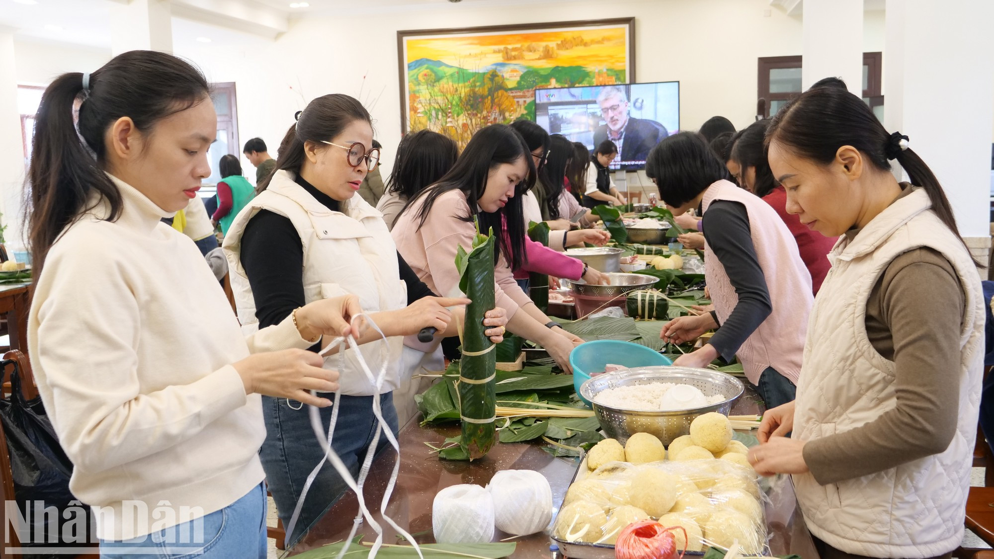 Cada persona está a cargo de una tarea en la preparación del banh chung.