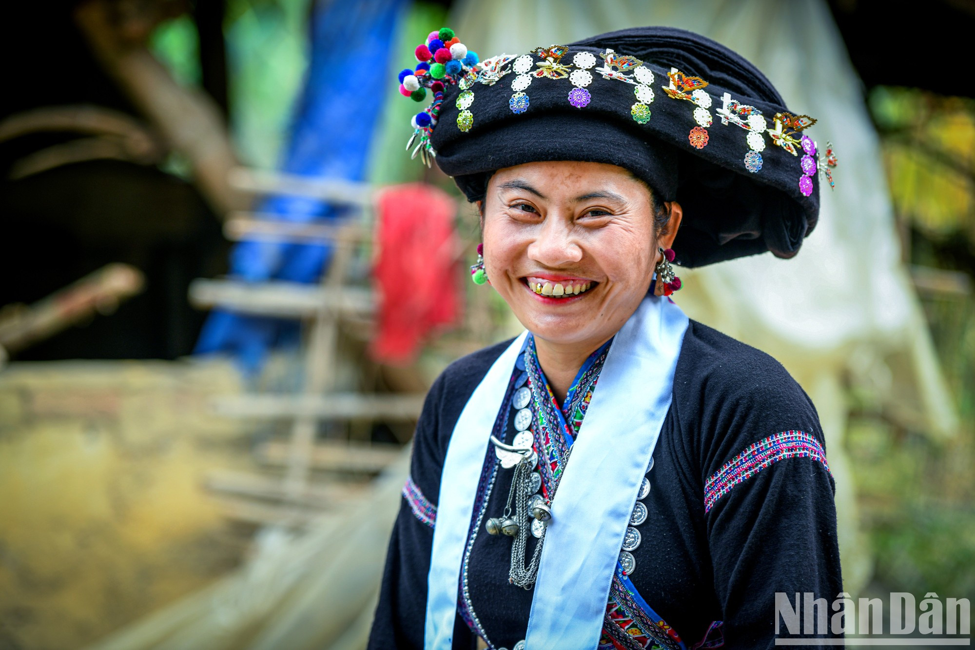 Sonrisa brillante con dientes cubiertos de oro de una mujer de la étnia Lao. Sonrisa brillante con dientes cubiertos de oro de una mujer de la étnia Lao.