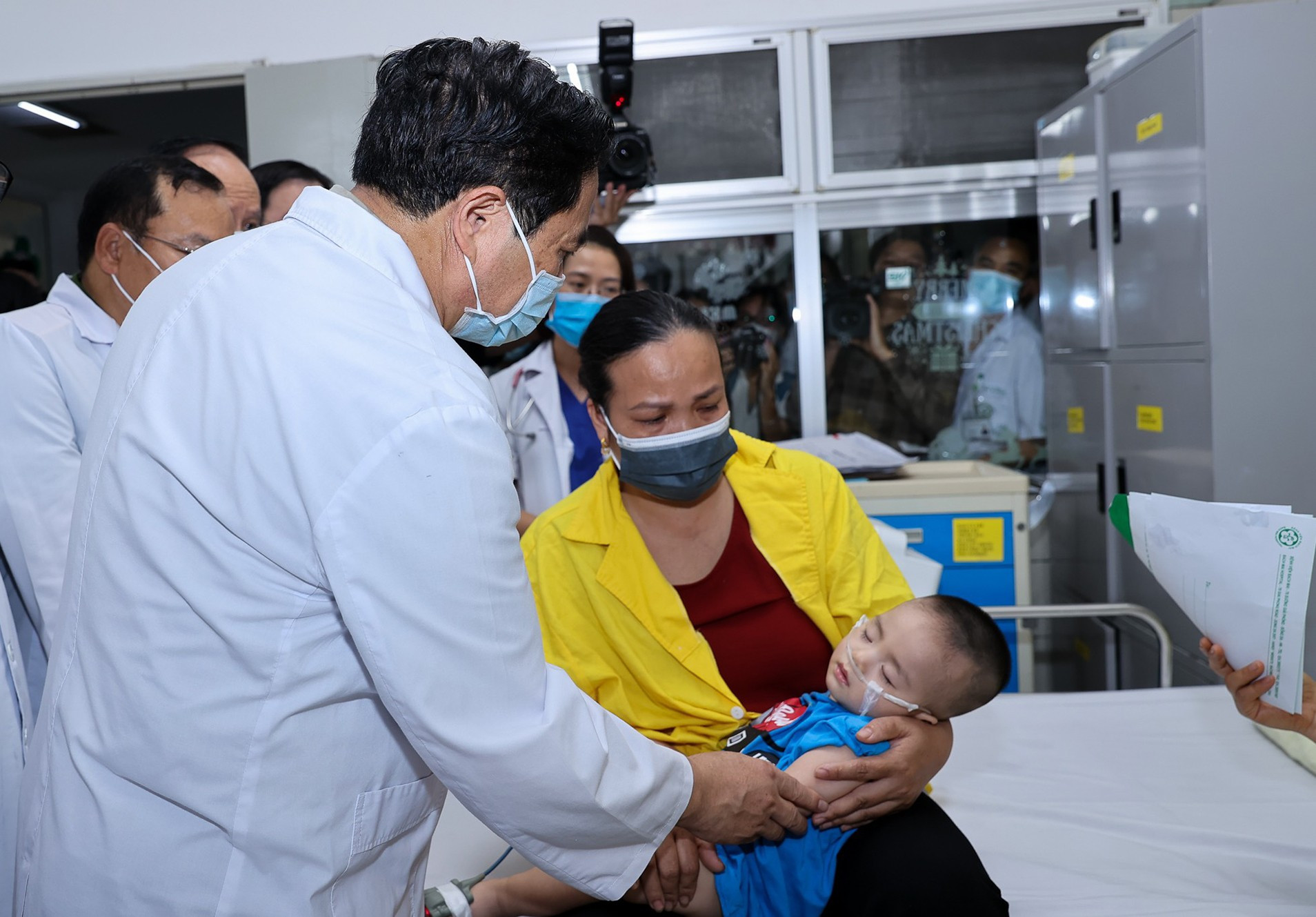 El mismo día, el primer ministro visita las víctimas en el Hospital Bach Mai. El mismo día, el primer ministro visita las víctimas en el Hospital Bach Mai.