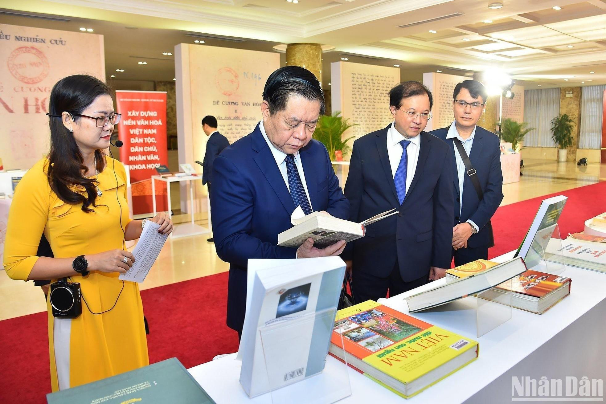 Los delegados visitan el área de exhibición de libros. Los delegados visitan el área de exhibición de libros.