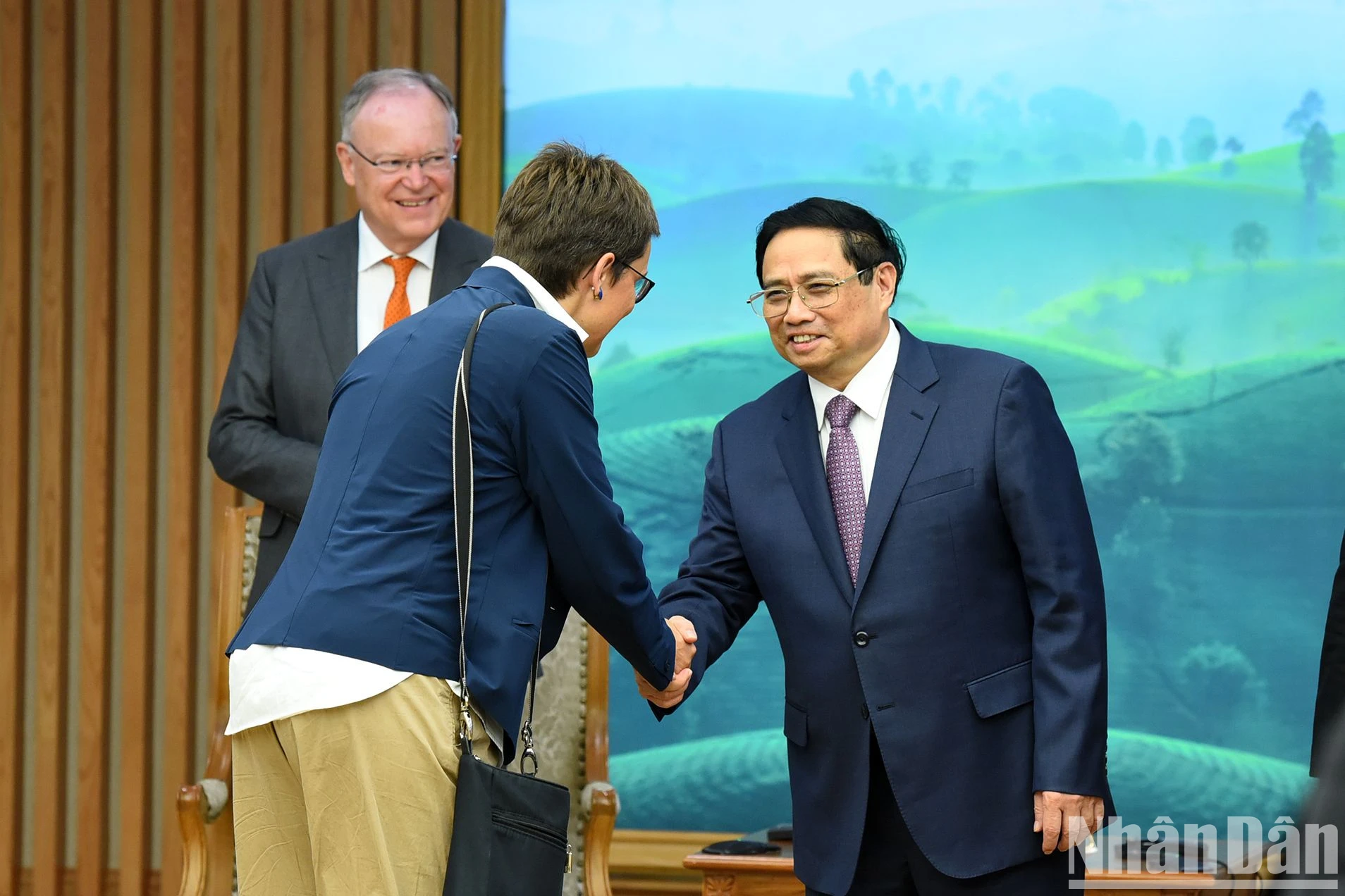 Minh Chinh da la bienvenida a los miembros que acompañan a Stephan Weil. Minh Chinh da la bienvenida a los miembros que acompañan a Stephan Weil.