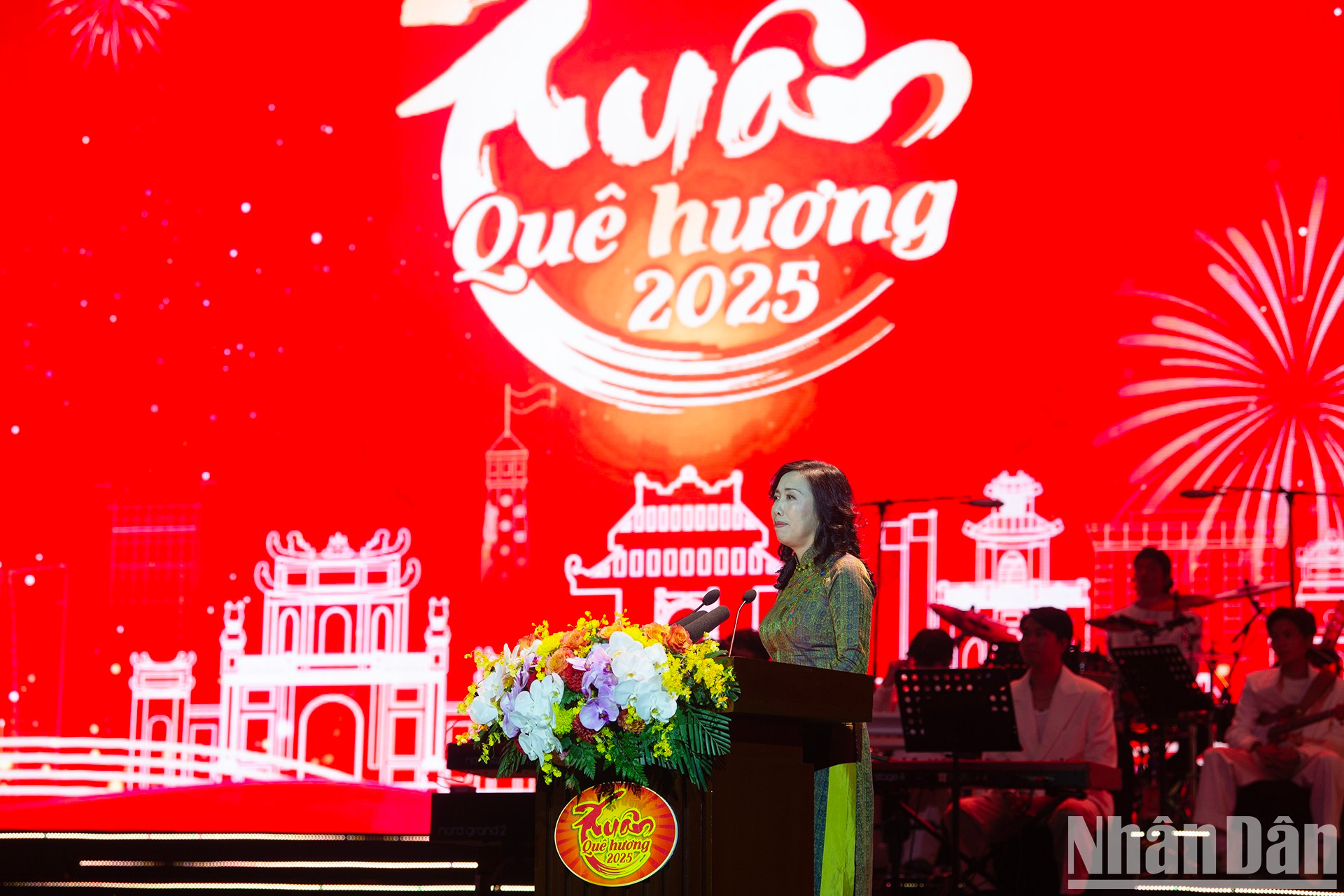 Le Thi Thu Hang, viceministra de Relaciones Exteriores y jefa del Comité Estatal sobre Vietnamitas en el Extranjero, interviene en el acto. Le Thi Thu Hang, viceministra de Relaciones Exteriores y jefa del Comité Estatal sobre Vietnamitas en el Extranjero, interviene en el acto.
