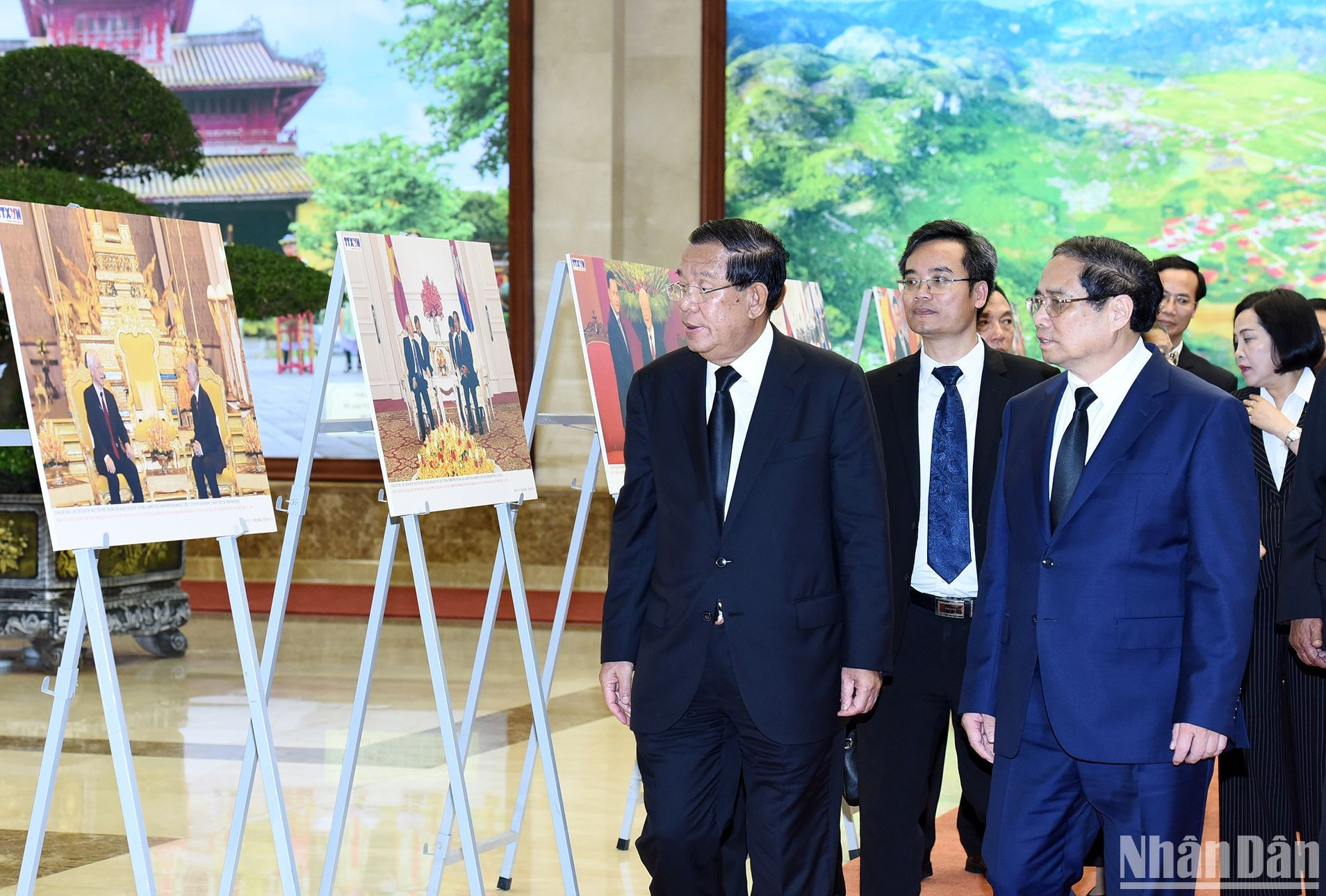 Minh Chinh presenta a Hun Sen algunas de las actividades de asuntos exteriores del secretario general Nguyen Phu Trong.