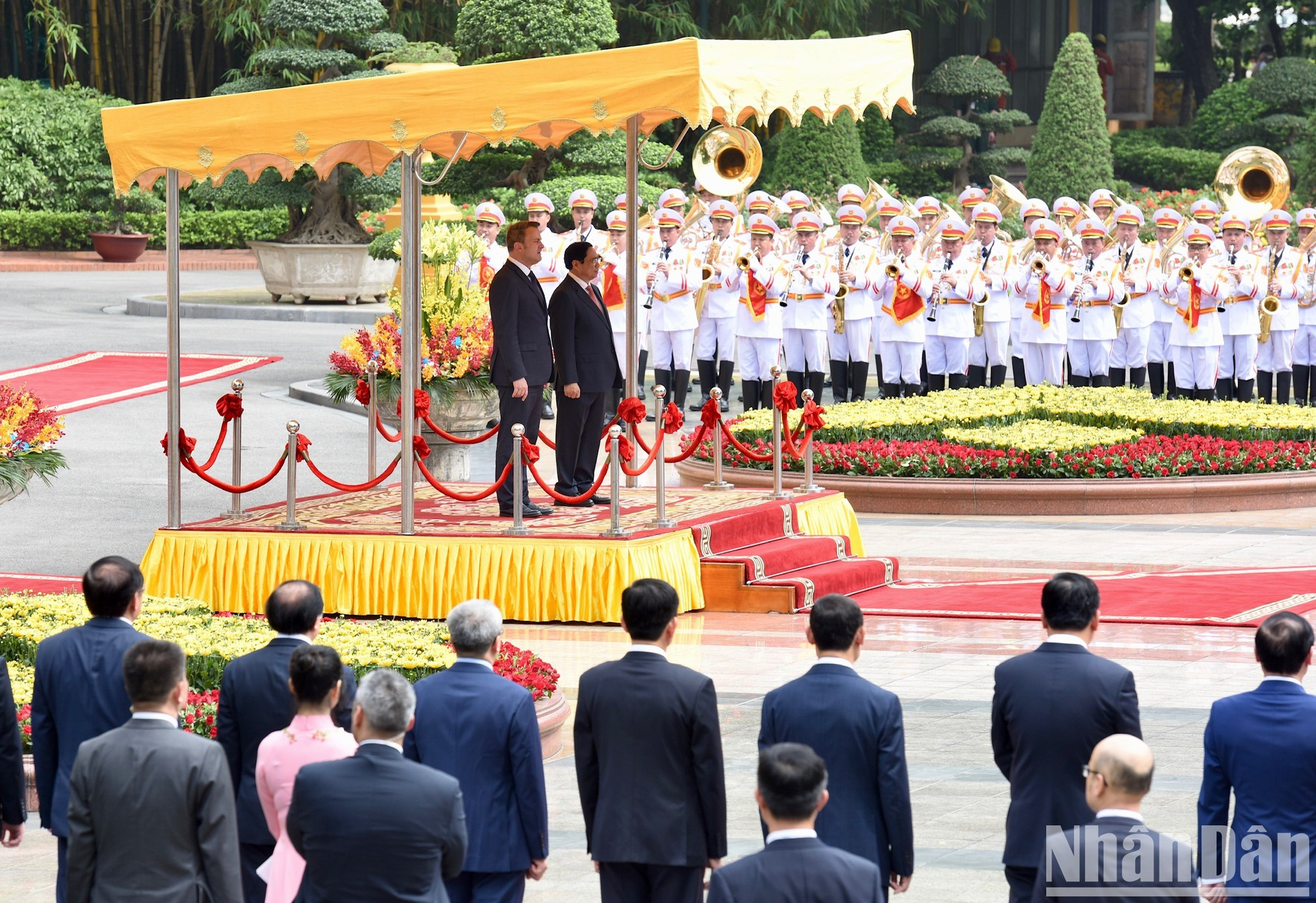 Los dos premieres se paran el podio de honor escuchando los himnos de los dos países.