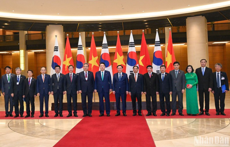 Delegados vietnamitas y surcoreanos en el encuentro.