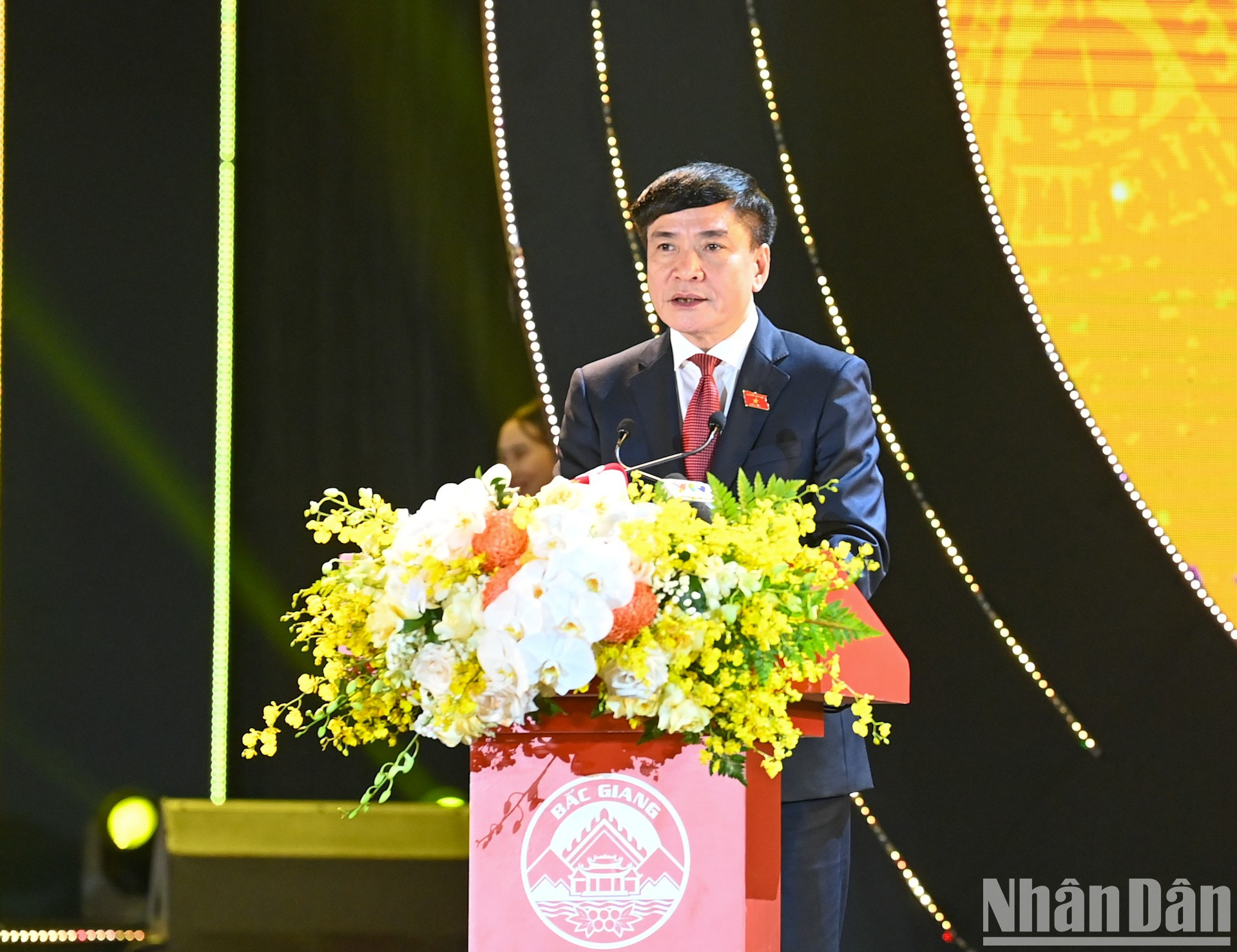 El secretario general y jefe de la Oficina parlamentaria de Vietnam, Bui Van Cuong, anuncia la Resolución del Comité Permanente del órgano legislativo.