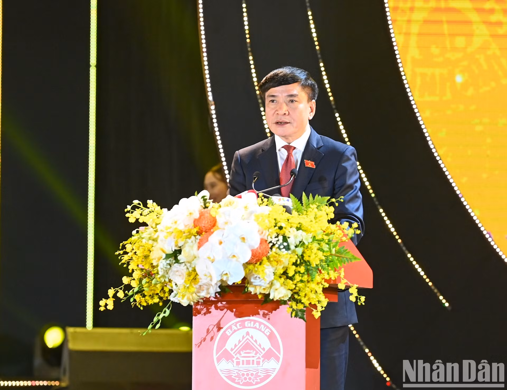 El secretario general y jefe de la Oficina parlamentaria de Vietnam, Bui Van Cuong, anuncia la Resolución del Comité Permanente del órgano legislativo.