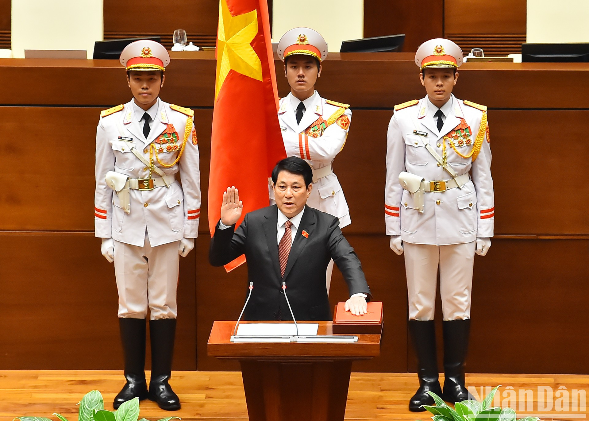 Luong Cuong jura su cargo como presidente de Vietnam. Luong Cuong jura su cargo como presidente de Vietnam.