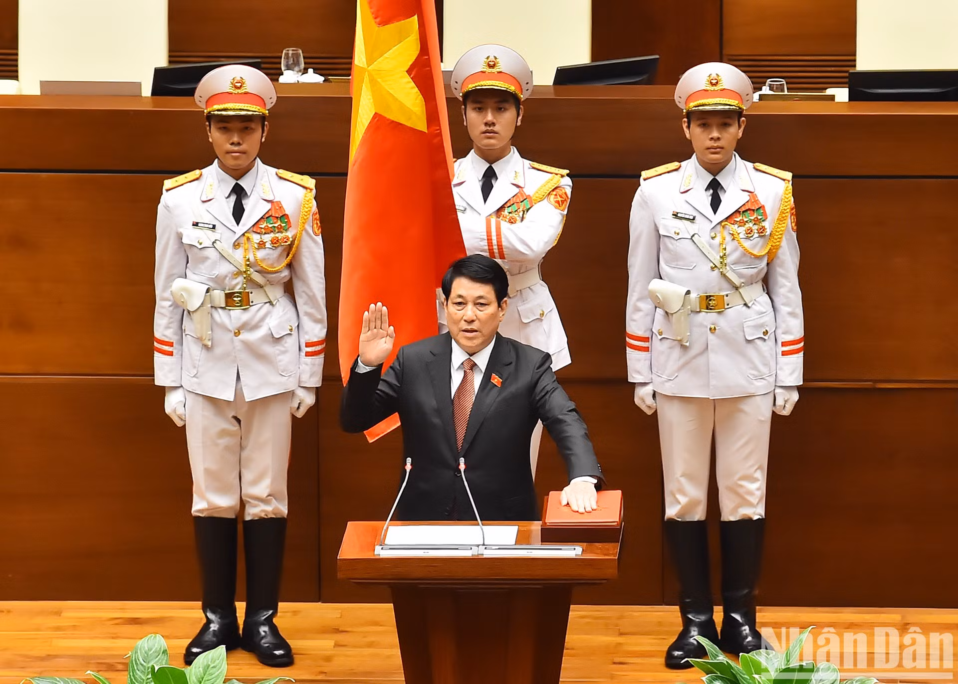 Luong Cuong jura su cargo como presidente de Vietnam.