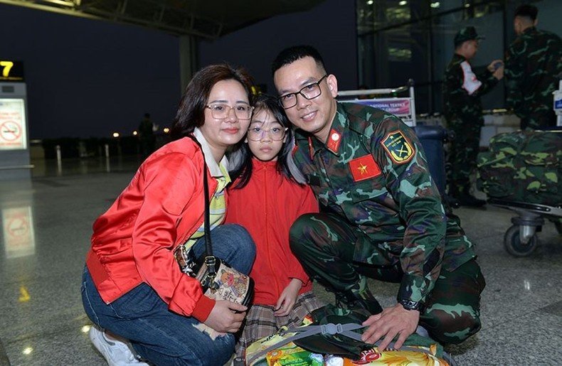 La esposa y la hija del teniente mayor Hoa Minh Vuong, del Hospital Militar 103, de la Academia Médica Militar fueron al aeropuerto para despedir a su esposo.