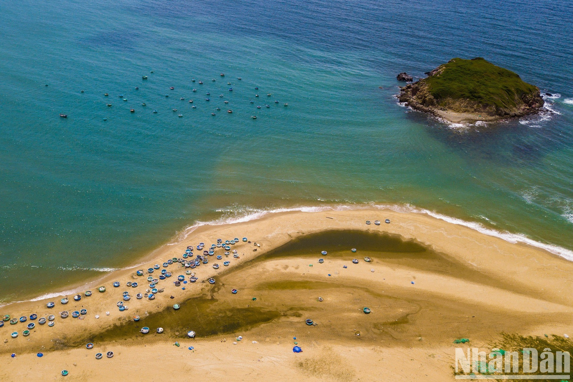 La extensa costa crea hermosos paisajes naturales que cautivan a los visitantes.