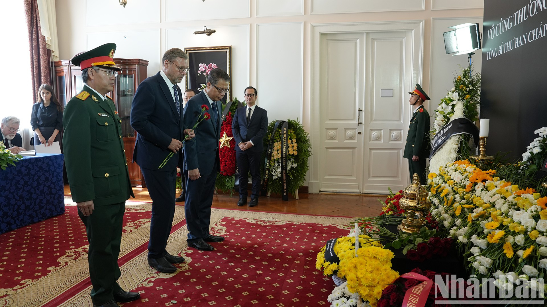 Konstantin Kosachev, vicepresidente del Consejo de la Federación (Senado) de Rusia, presenta sus respetos al secretario general Nguyen Phu Trong. Konstantin Kosachev, vicepresidente del Consejo de la Federación (Senado) de Rusia, presenta sus respetos al secretario general Nguyen Phu Trong.