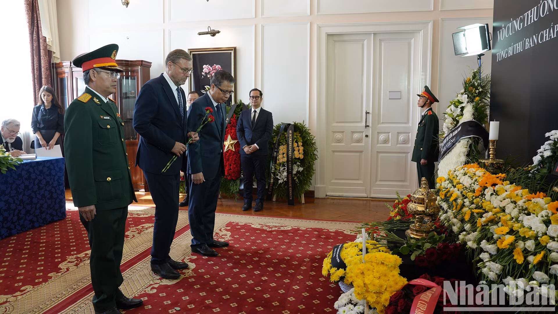 Konstantin Kosachev, vicepresidente del Consejo de la Federación (Senado) de Rusia, presenta sus respetos al secretario general Nguyen Phu Trong.