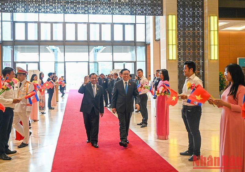Empleados de la Oficina del Parlamento de Vietnam dan la bienvenida a Samdech Say Chhum. Empleados de la Oficina del Parlamento de Vietnam dan la bienvenida a Samdech Say Chhum.