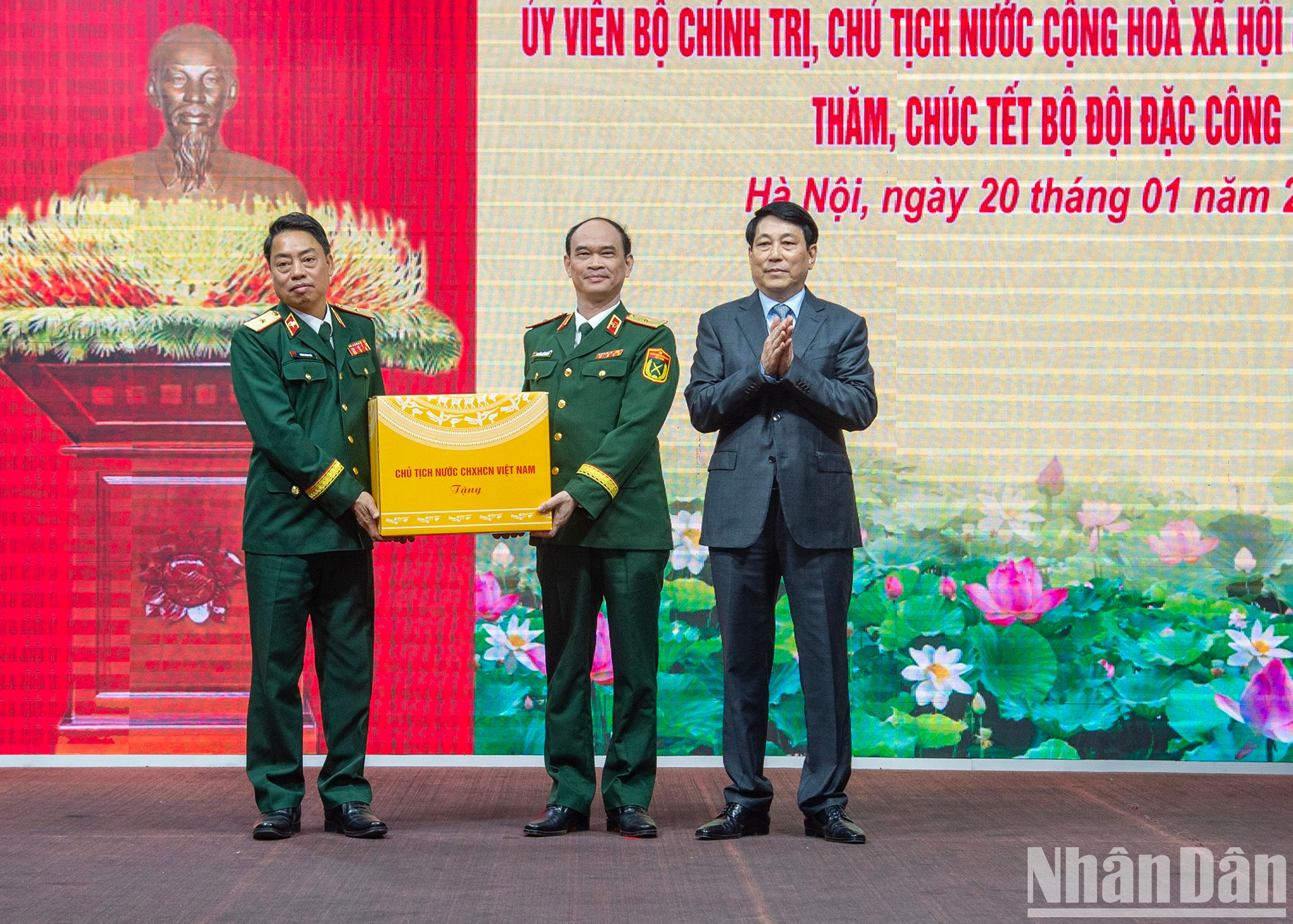 Luong Cuong entrega un regalo a la entidad militar. Luong Cuong entrega un regalo a la entidad militar.