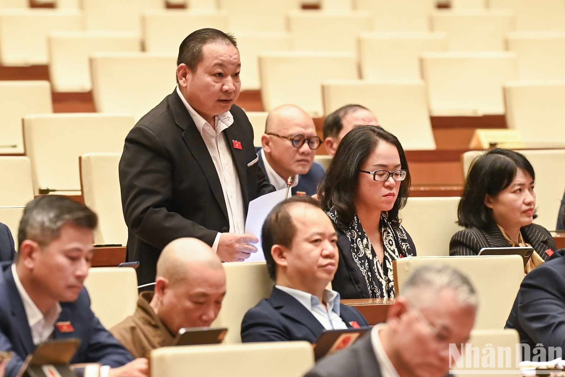 Habla Nguyen Quang Huan, diputado de la provincia de Binh Duong. Habla Nguyen Quang Huan, diputado de la provincia de Binh Duong.