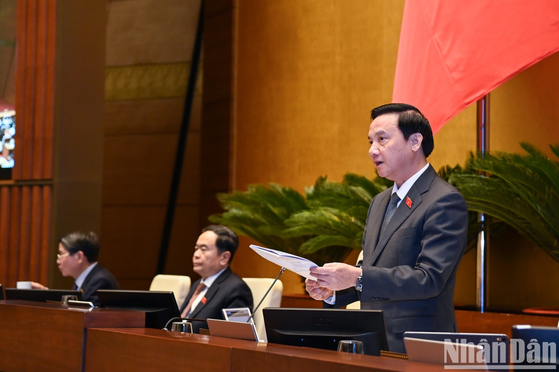 El vicepresidente del Parlamento Nguyen Khac Dinh dirige la sesión. El vicepresidente del Parlamento Nguyen Khac Dinh dirige la sesión.