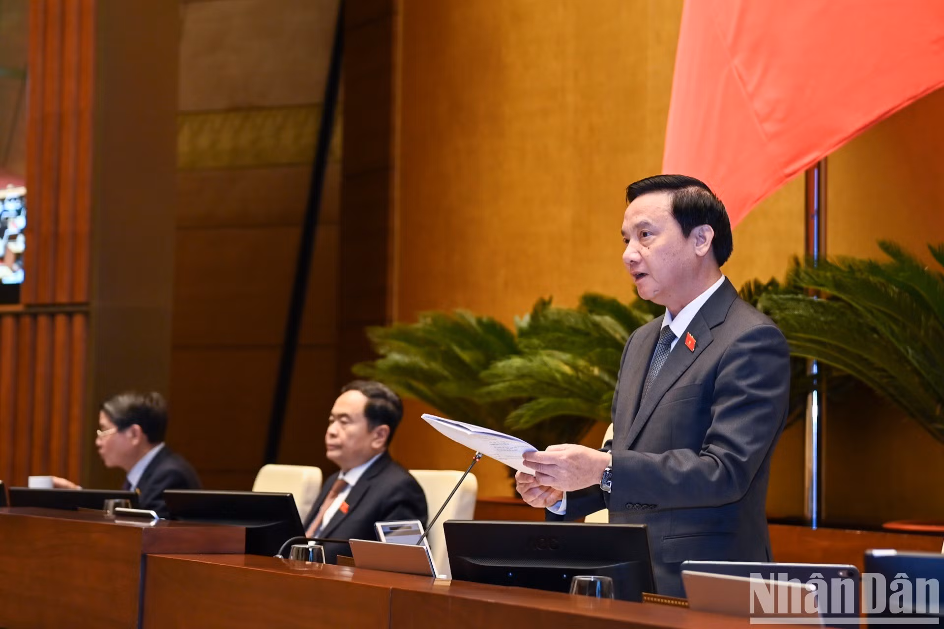 El vicepresidente del Parlamento Nguyen Khac Dinh dirige la sesión.