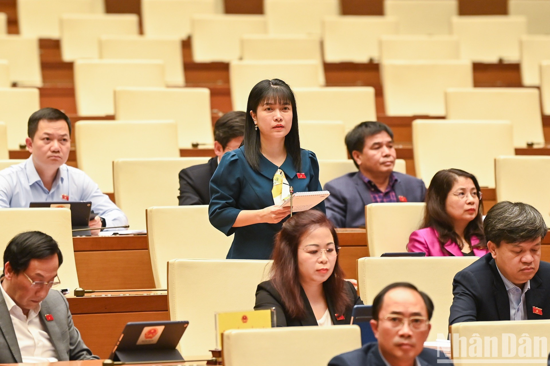 Ta Thi Yen, diputada de la provincia de Dien Bien, formula preguntas. Ta Thi Yen, diputada de la provincia de Dien Bien, formula preguntas.