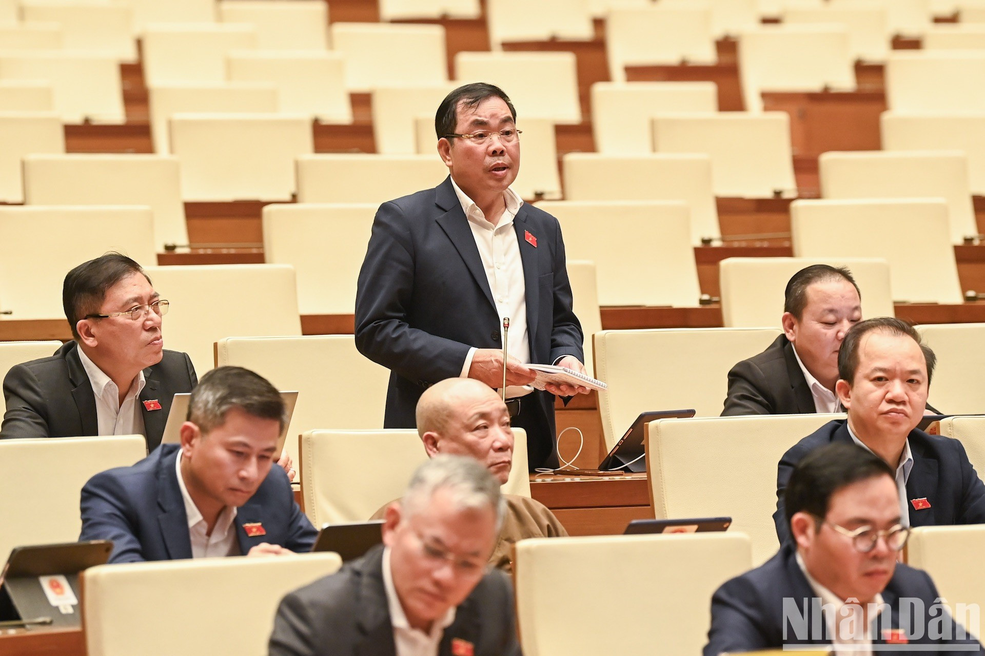 El diputado de Ha Giang, Trang A Dương, plantea sus preguntas. El diputado de Ha Giang, Trang A Dương, plantea sus preguntas.