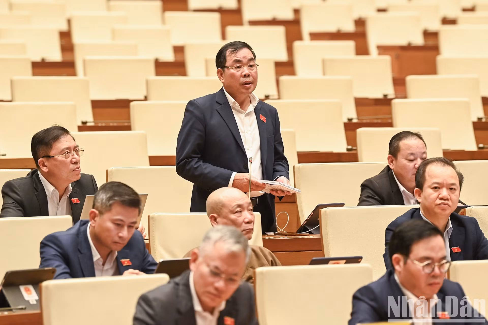 El diputado de Ha Giang, Trang A Dương, plantea sus preguntas.