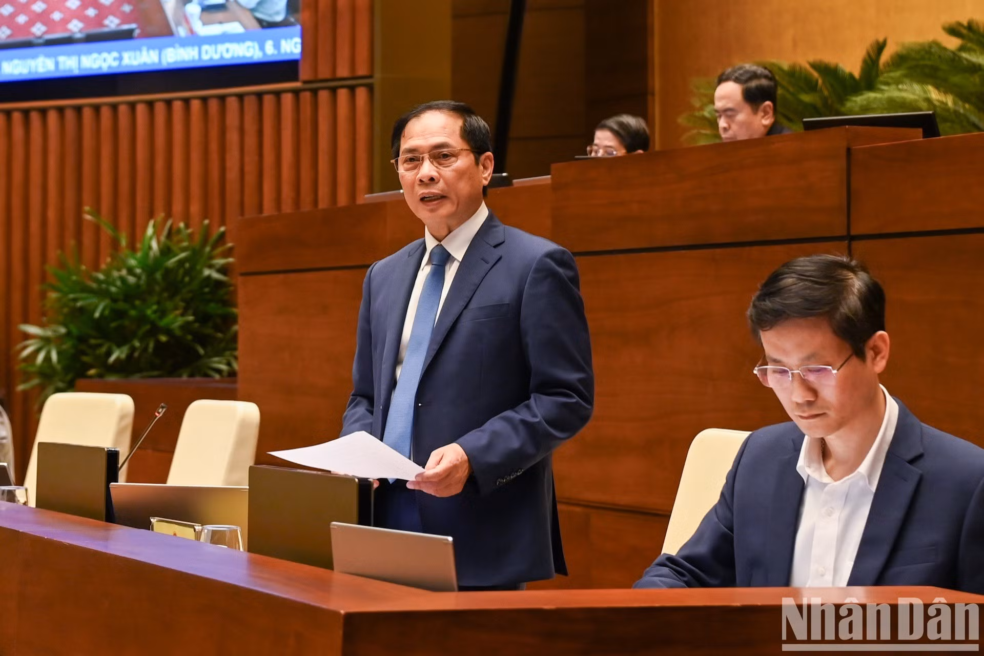 El ministro de Relaciones Exteriores, Bui Thanh Son, responde a las preguntas planteadas por los legislativos.