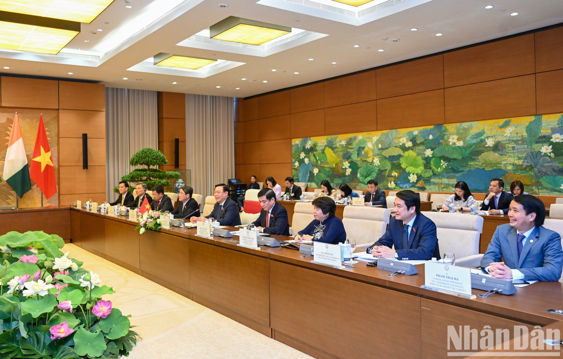 Diputados vietnamitas asistentes a la cita.