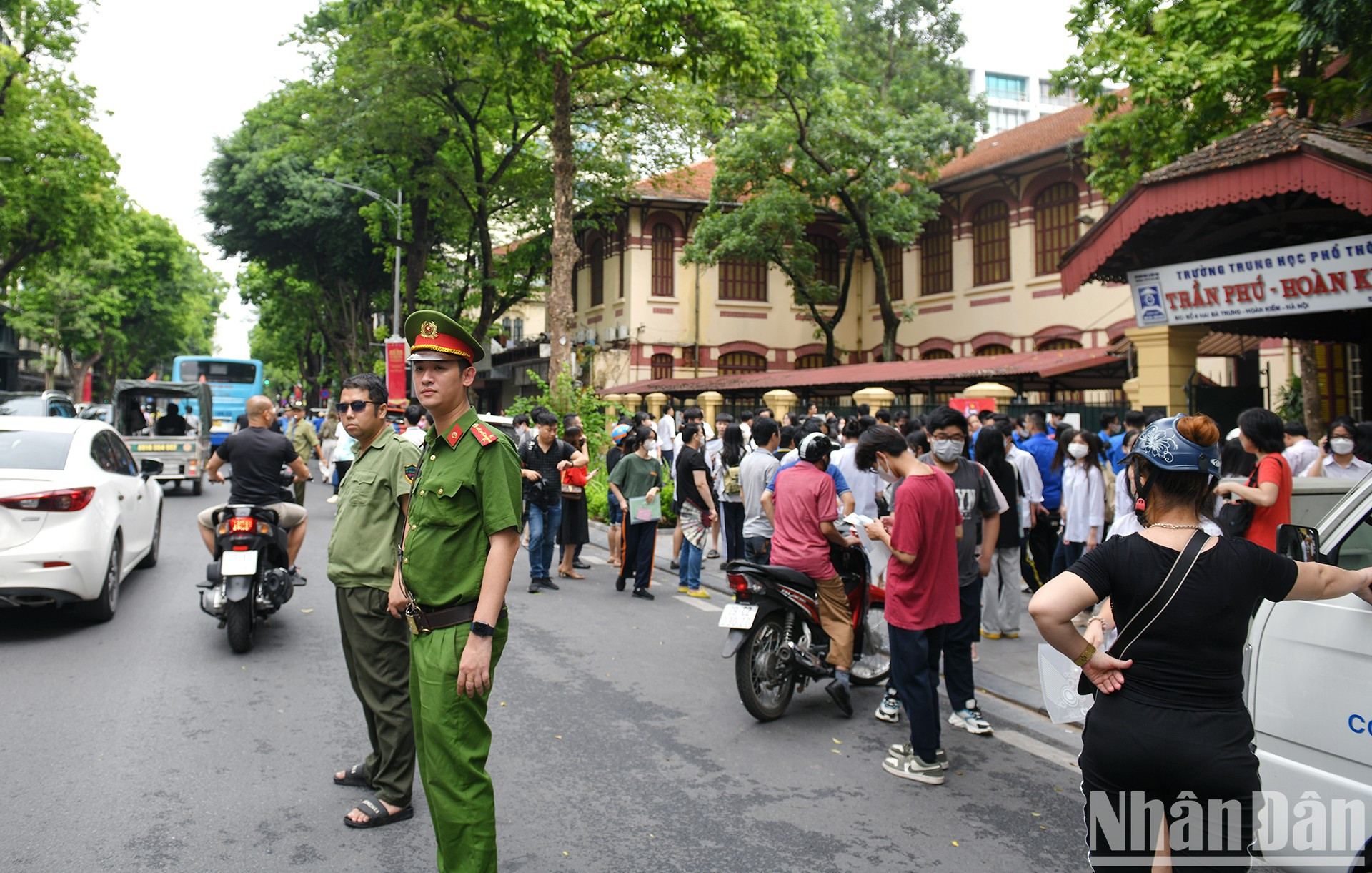 Las fuerzas funcionales controlan el flujo de tráfico en los sitios de examen.